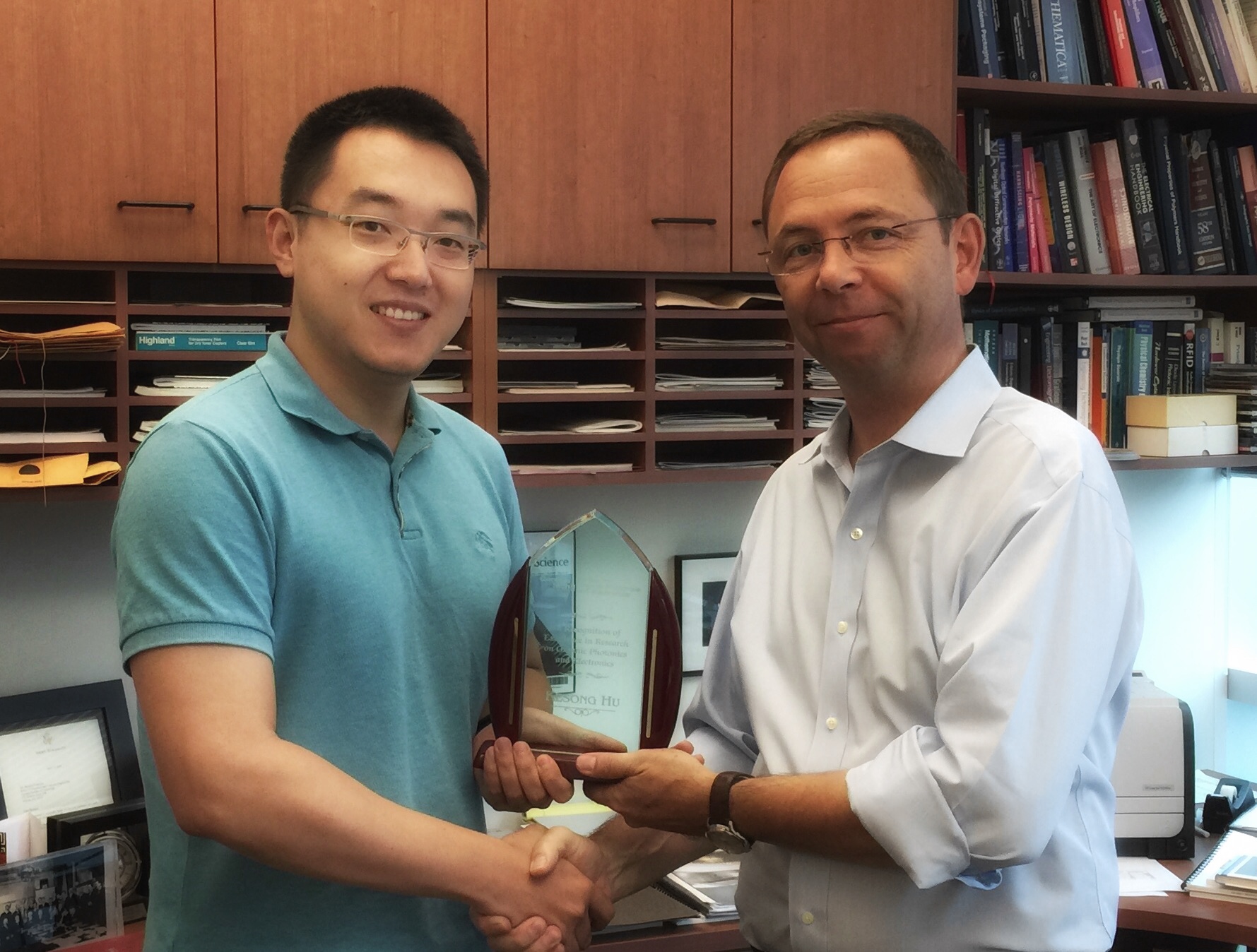 Senior graduate student Kesong Hu (left) accepts award from director of the Center for Organic Photonics and Electronics (COPE), Prof. Kippelen (right).