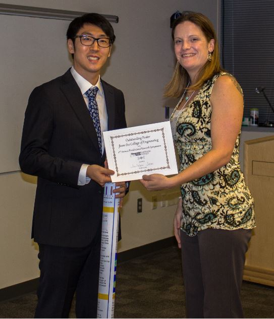 Postdoctoral fellow Ju-Won Jeon accepts his award for best poster